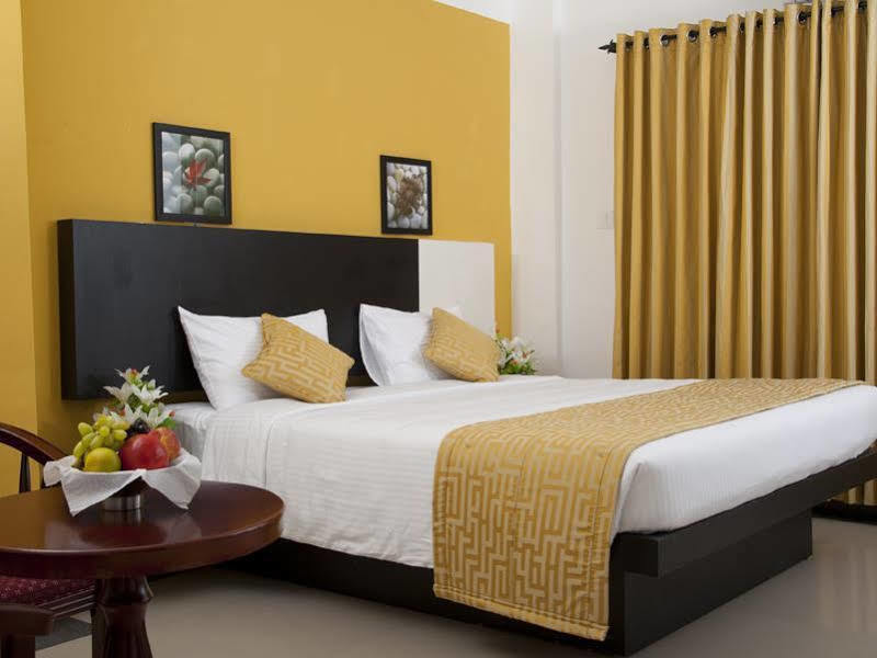 Aquarock Hotel Kazhakuttam Exterior photo